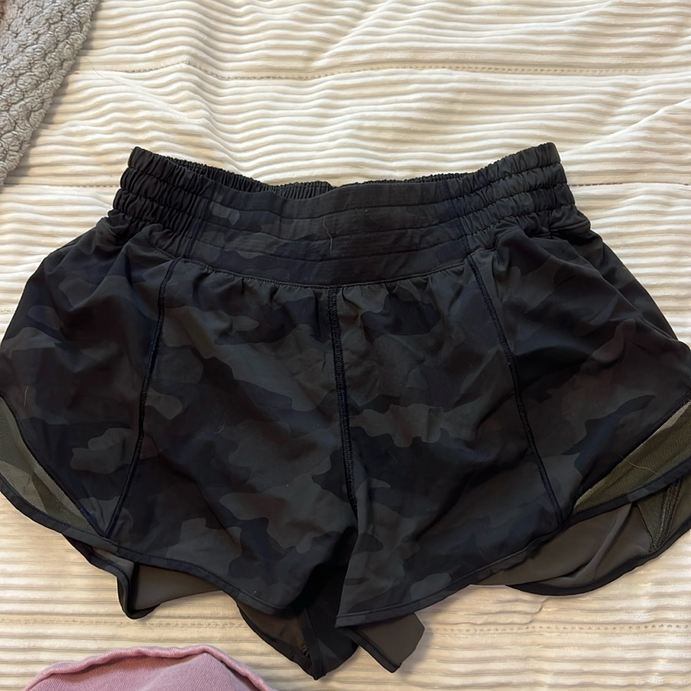 Lululemon high rise hotty hot short 2.5
